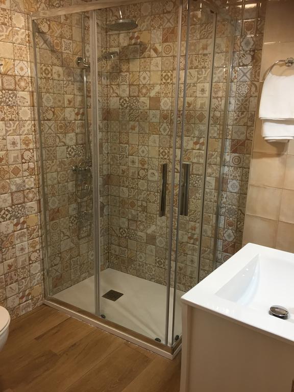 קוניל דה לה פרונטרה Hostal Lojo מראה חיצוני תמונה